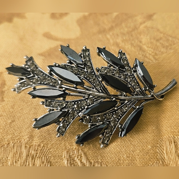 Weiss Black and Silver Leaf Brooch - Picture 4 of 5
